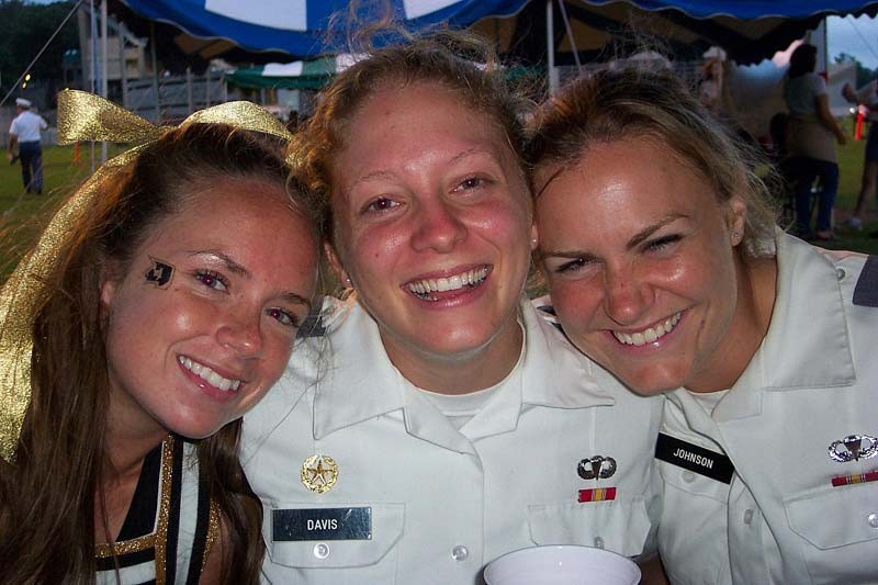 Une vraie équipe de pom-pom girls de l'armée sait comment faire la fête.
 #69727436