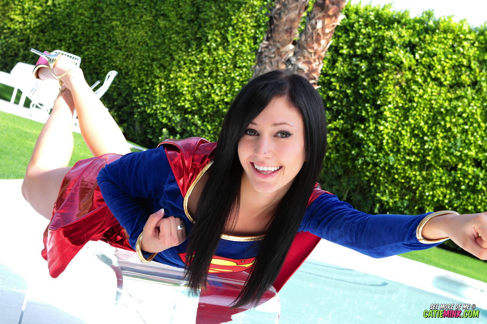 Cosplay de catie minx como supergirl traviesa en traje
 #67958747