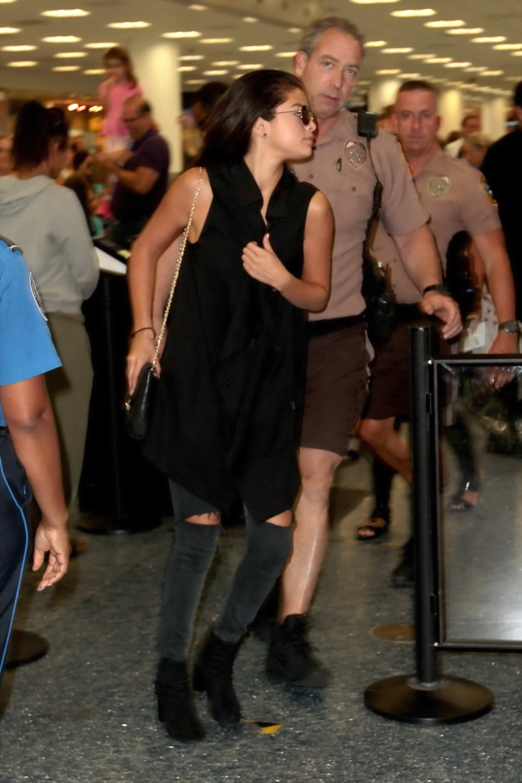 Selena gomez braless zeigt ein großes Dekolleté in einem schwarzen Top und Jeans am Flughafen
 #75191257