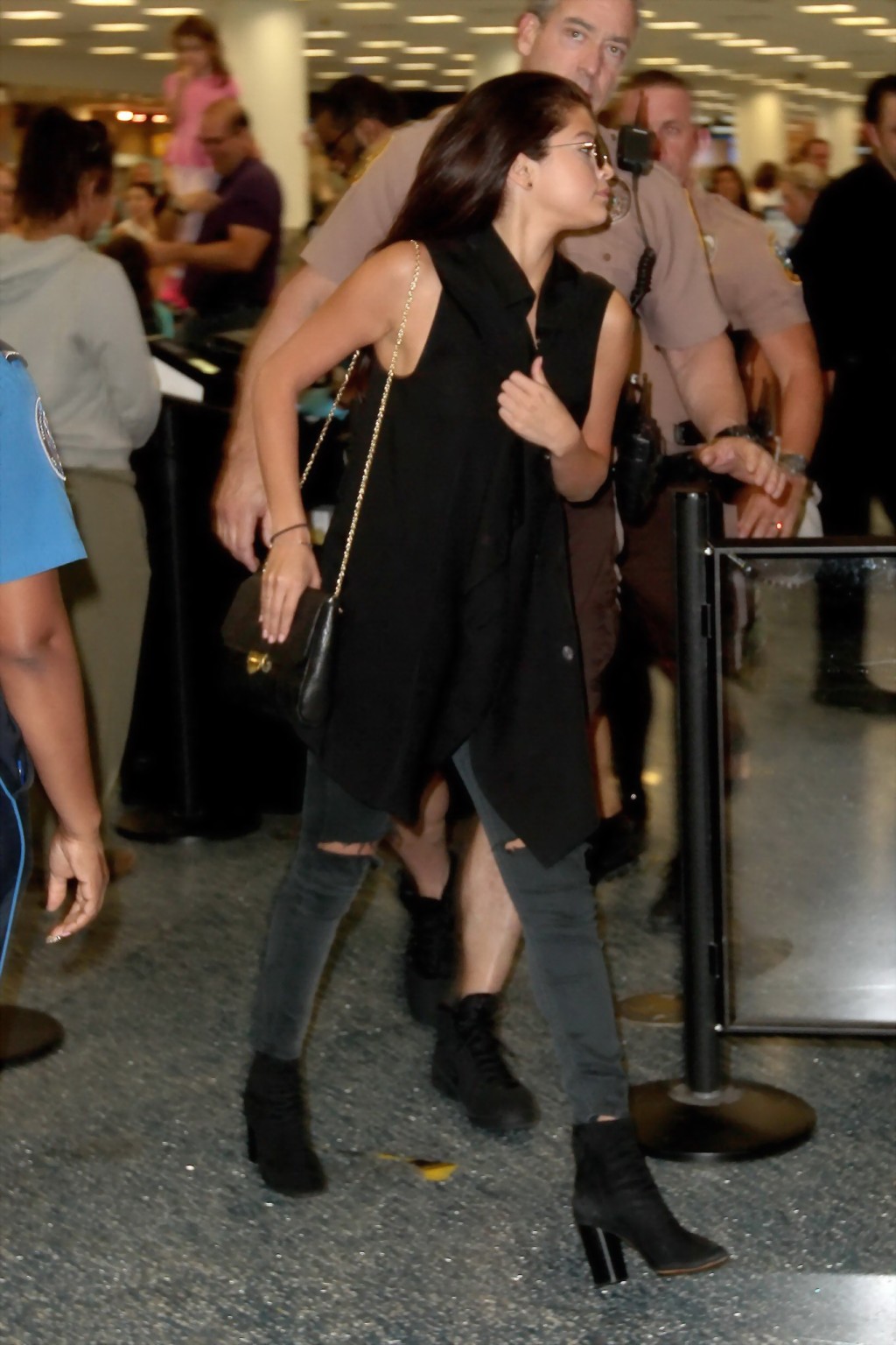 Selena gomez sans soutien-gorge montrant un gros décolleté dans un haut noir et un jean à l'aéroport.
 #75191263