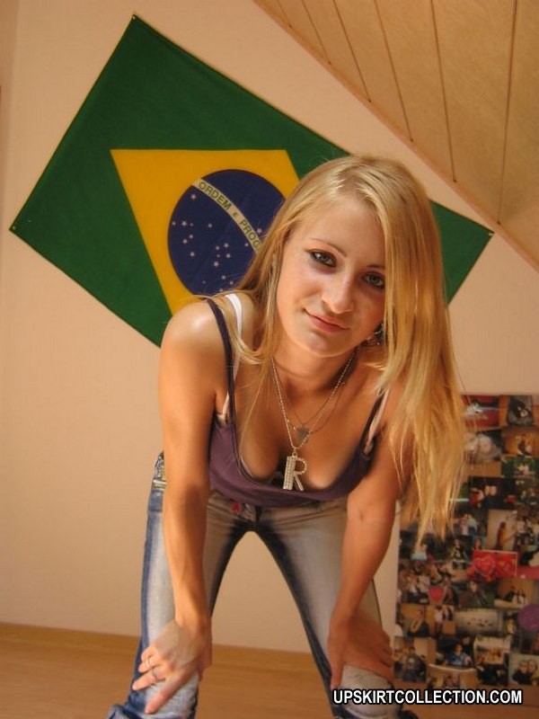Big titted Mädchen bleibt auf allen Vieren mit ihren Titten bouncing
 #73180383