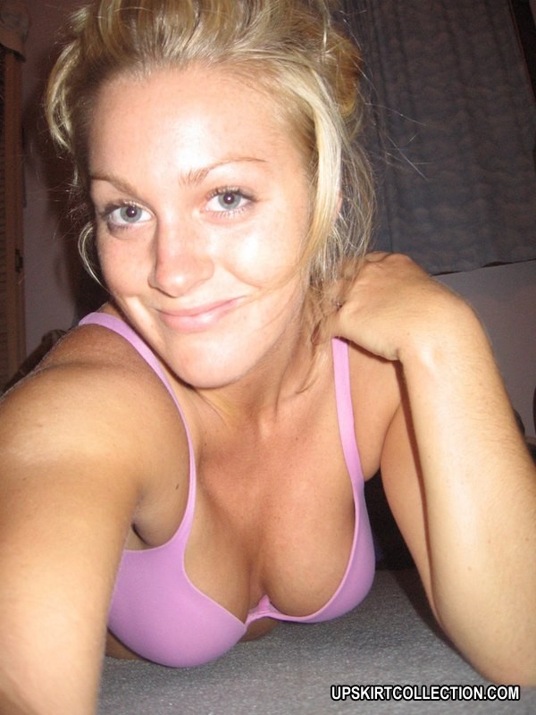 Big titted Mädchen bleibt auf allen Vieren mit ihren Titten bouncing
 #73180397