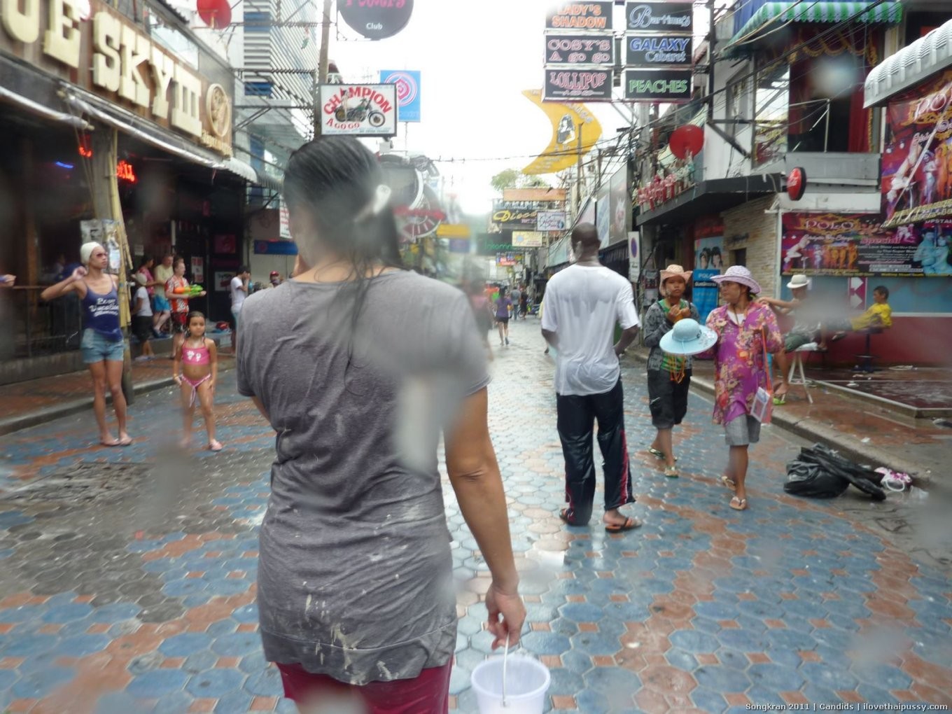 Laktierende thailändische Hure gefickt von verrücktem Sextouristen öffentliche blinkende asiatische Pussy
 #68073303
