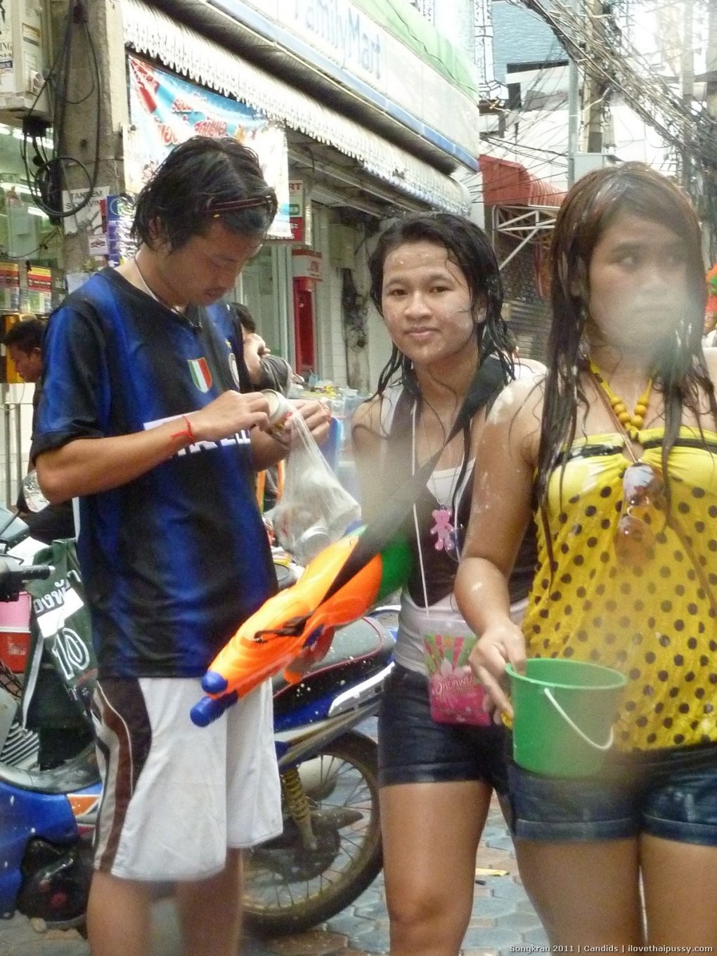 Puta tailandesa lactante follada por un turista sexual loco mostrando su coño asiático
 #68073333