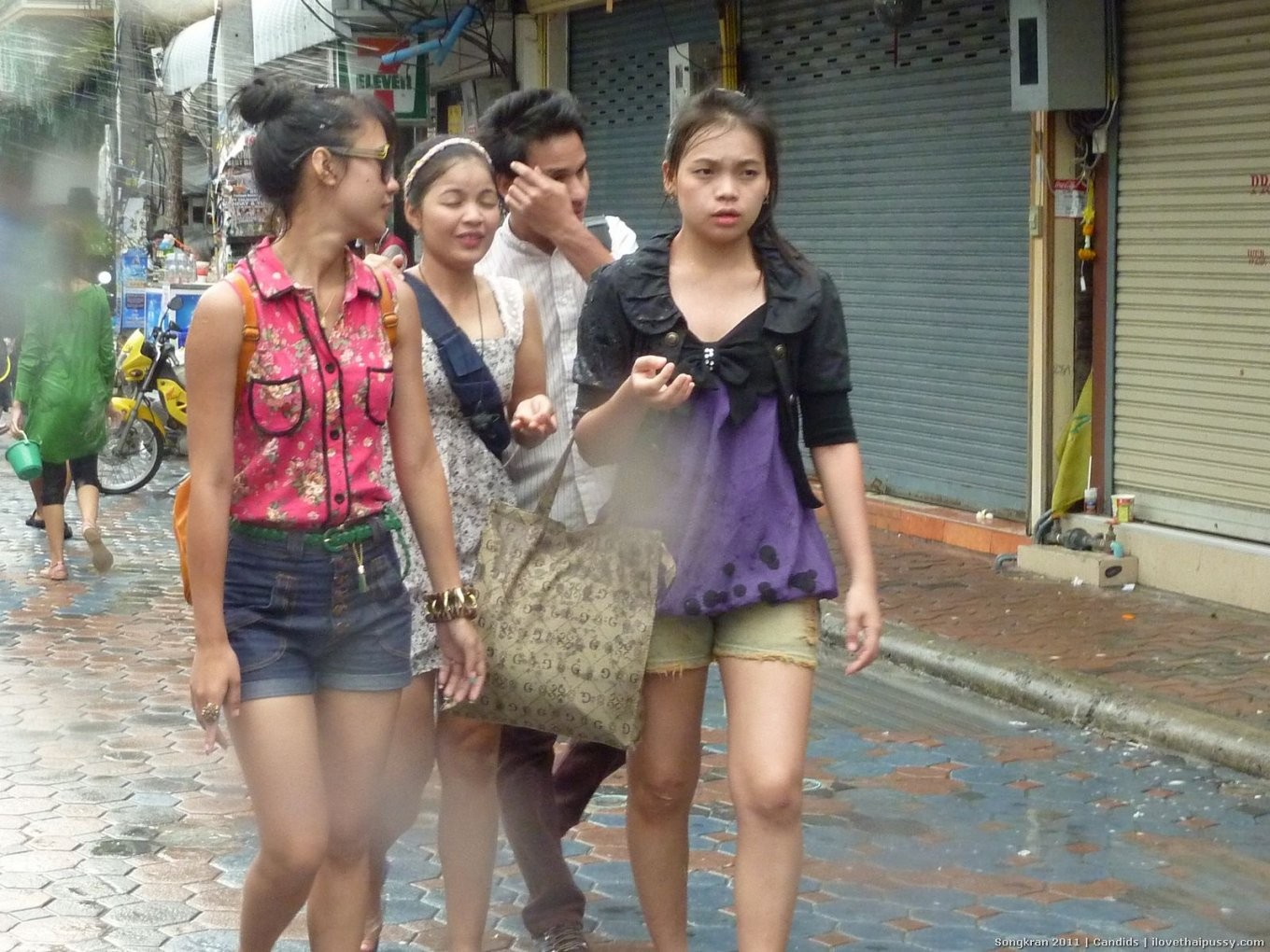 Laktierende thailändische Hure gefickt von verrücktem Sextouristen öffentliche blinkende asiatische Pussy
 #68073354
