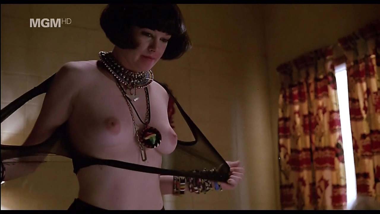 Melanie Griffith entblößt ihre schönen Titten und fickt mit einem Kerl im Film
 #75324490