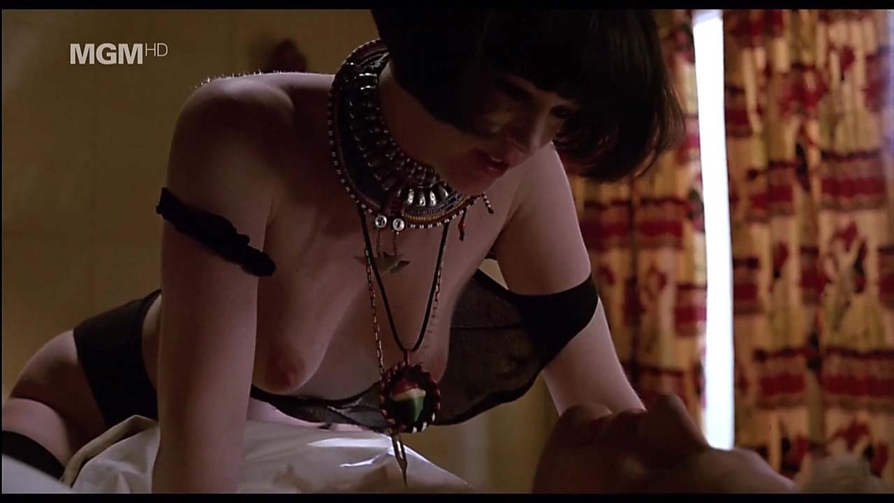 Melanie Griffith exposant ses beaux seins et baisant avec un gars dans un film
 #75324497