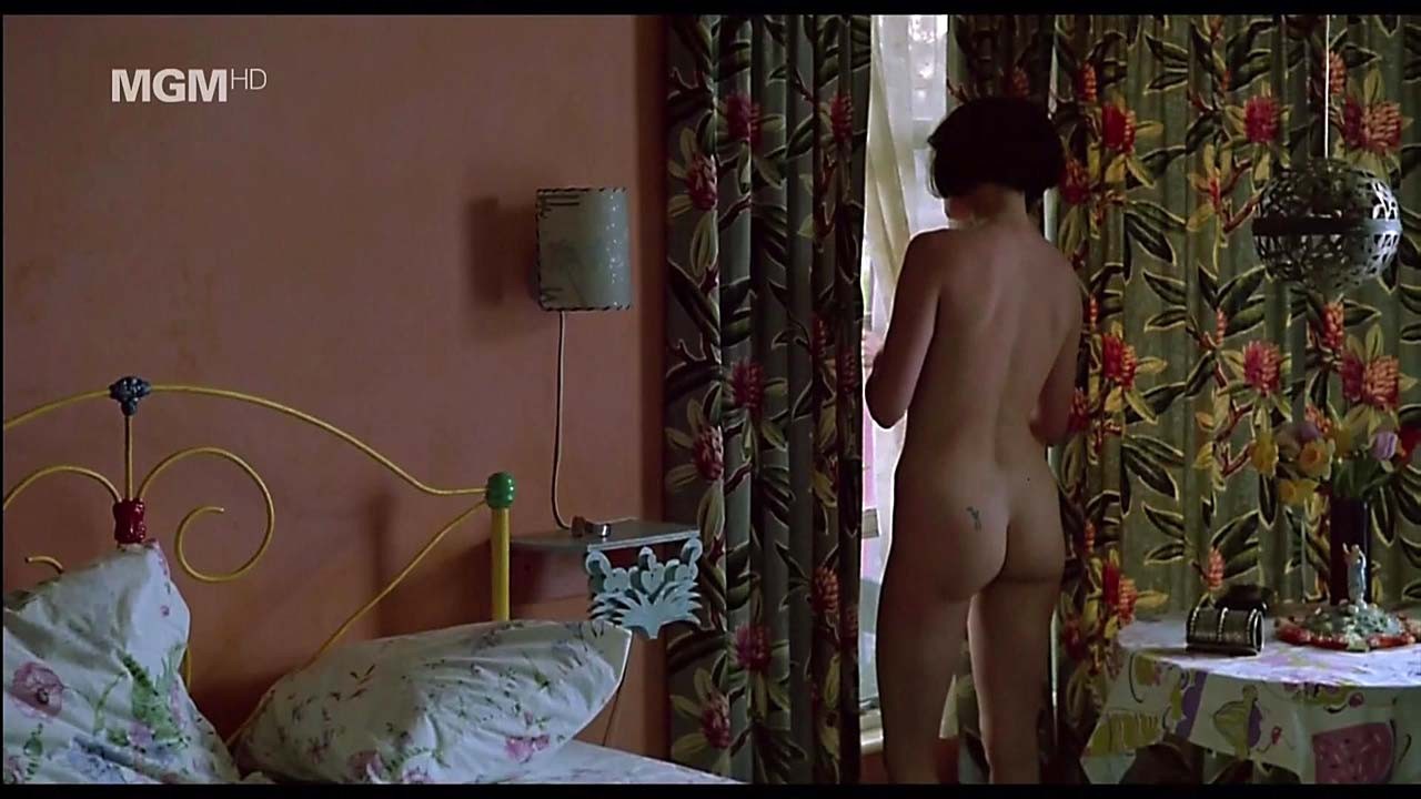 Melanie Griffith exposant ses beaux seins et baisant avec un gars dans un film
 #75324528