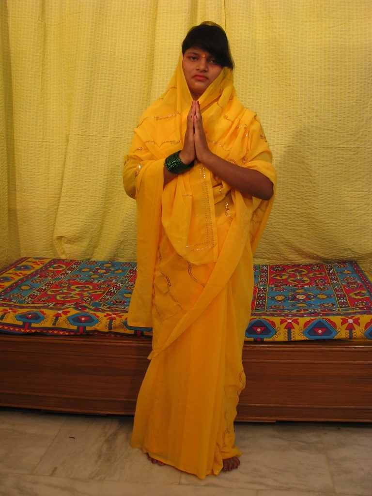 Chica desi regordeta se desnuda y juega con sus grandes tetas indias
 #69946959