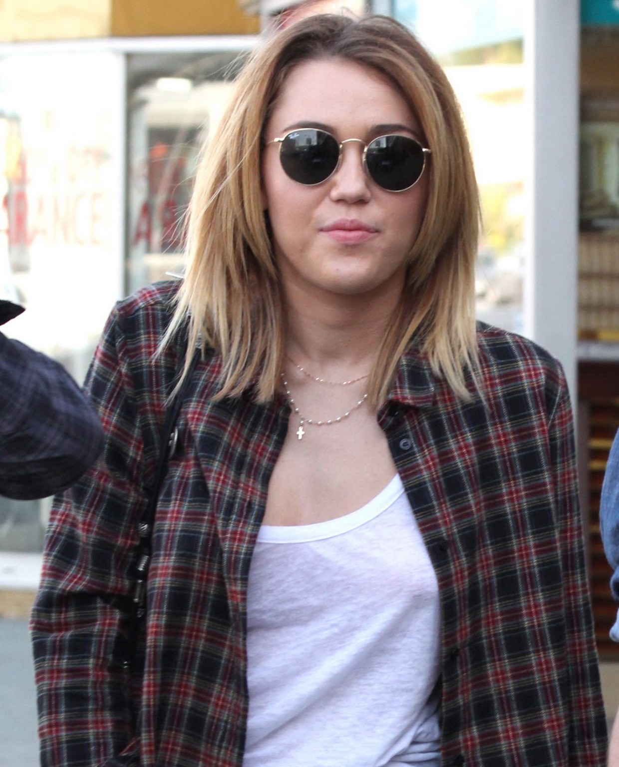 Miley cyrus sin sujetador mostrando pokies fuera del restaurante wokcano en la
 #75275558