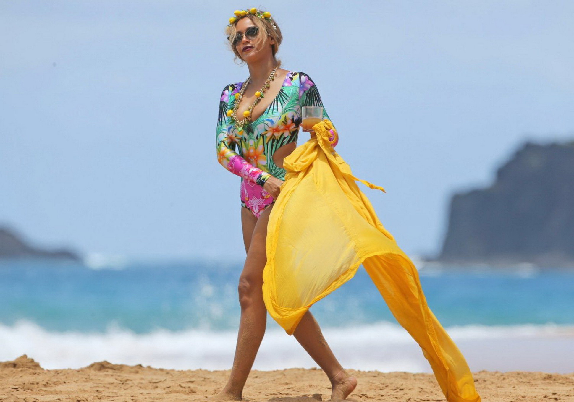 Vollbusige Beyonce zeigt ihren Arsch im geblümten Badeanzug
 #75141157