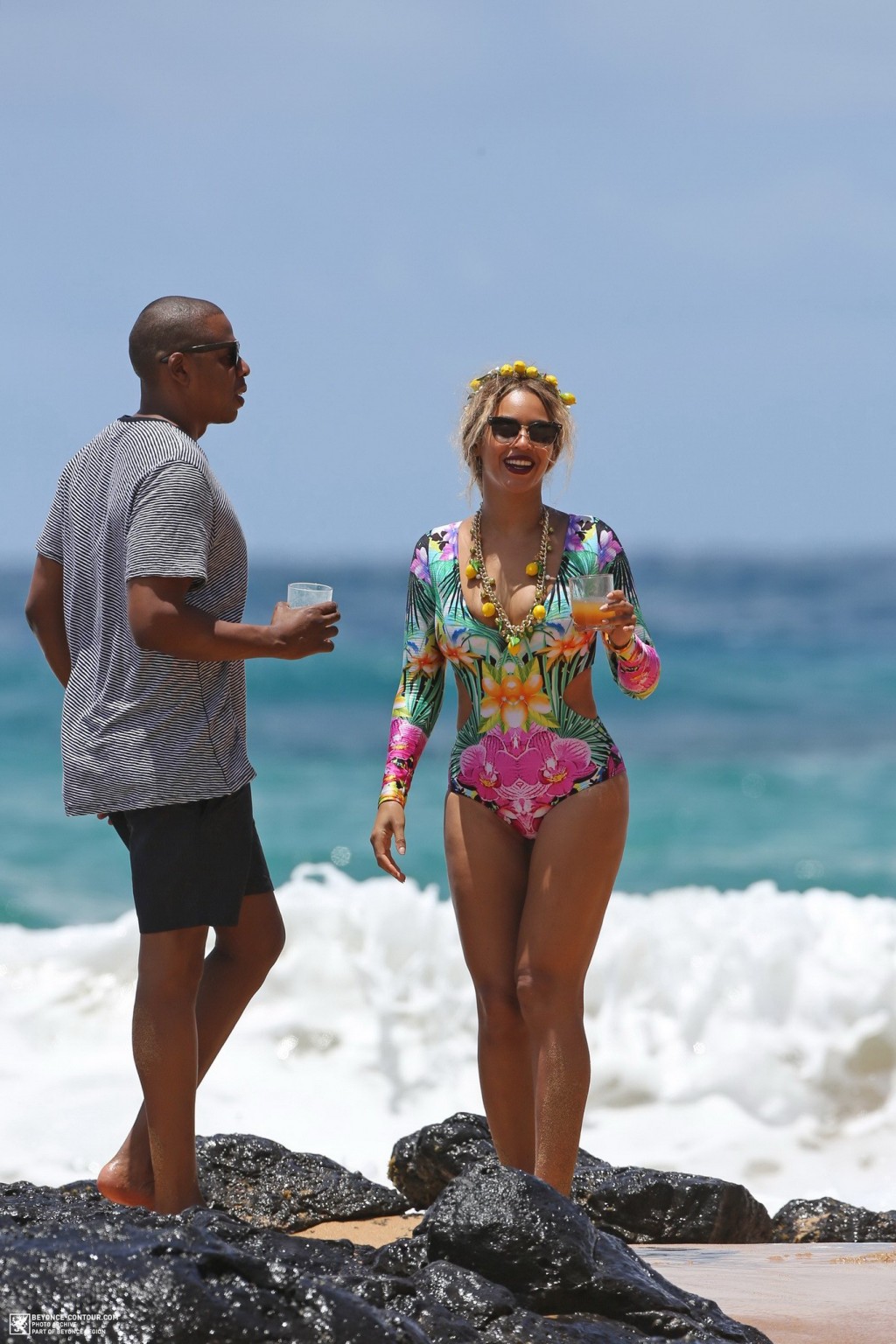 Beyonce mostrando el culo en traje de baño de flores
 #75141201