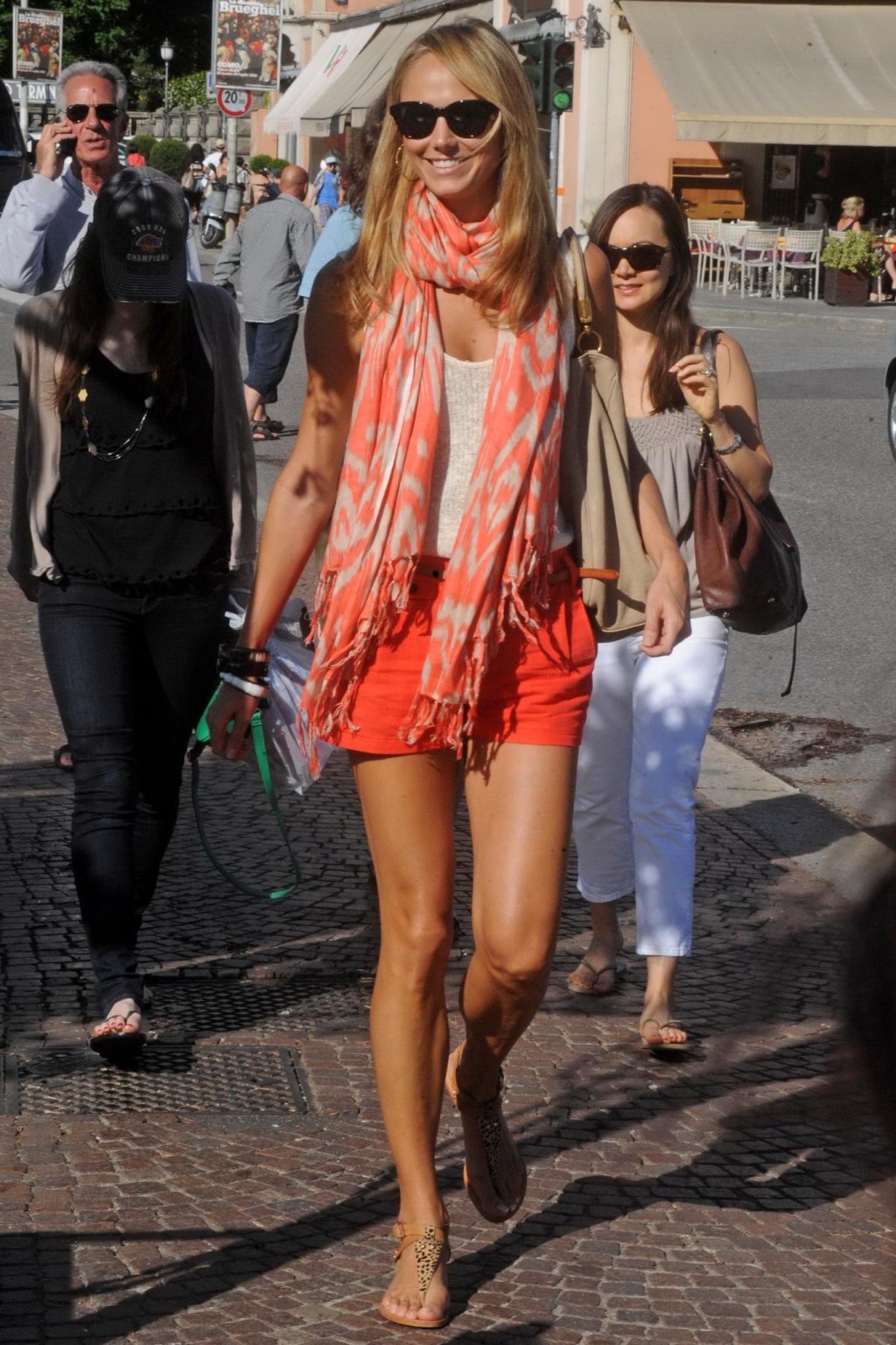 イタリアのコモ湖でオレンジ色のショーツを履いたステイシー・キーブラーの脚線美
 #75259892