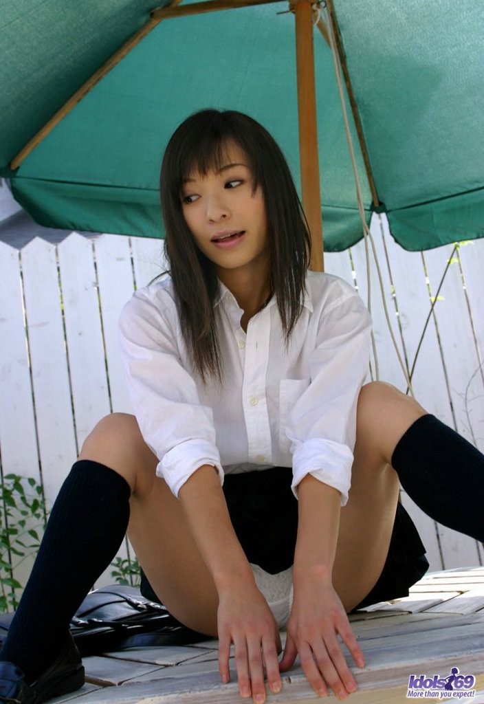 制服を着た日本の女子高生がスカートをめくる
 #69933206
