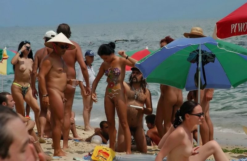 Beaucoup de personnes nues sur la plage d'à côté
 #78916844