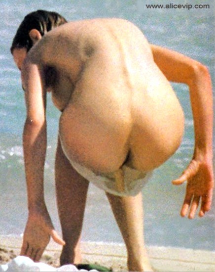 tall Kill Bill star Uma Thurman caught naked on the beach #73171520