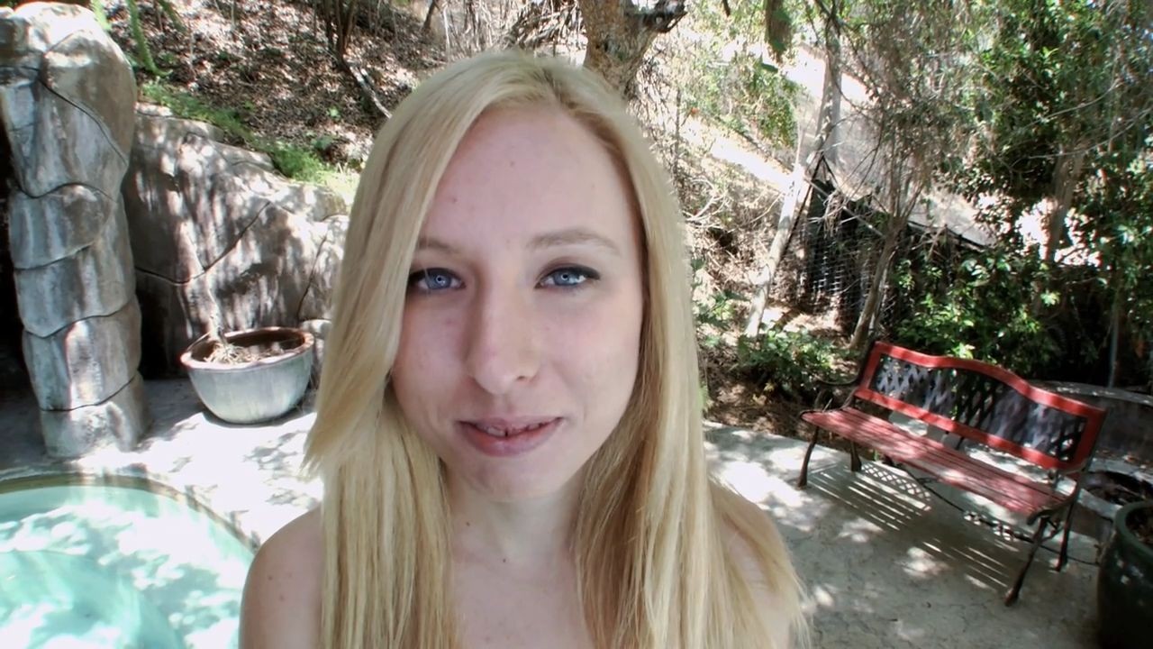 Rubia joven sofie carter da una mano al aire libre
 #67581380