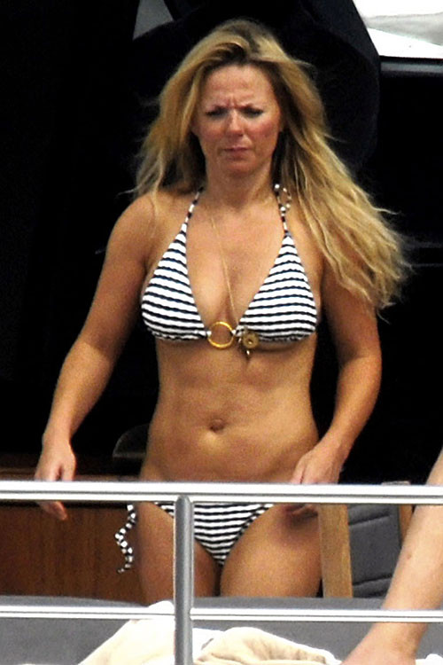 Geri Halliwell esponendo le sue belle grandi tette e figa e in posa in bikini paparaz
 #75381794