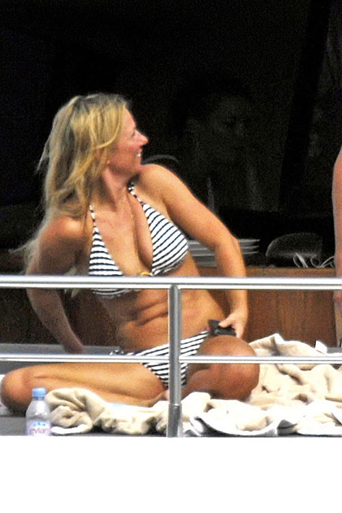 Geri Halliwell esponendo le sue belle grandi tette e figa e in posa in bikini paparaz
 #75381806