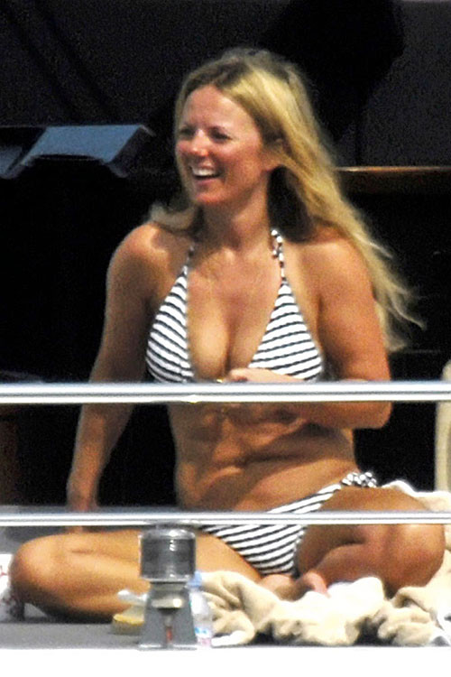 Geri Halliwell entblößt ihre schönen großen Titten und Muschi und posiert im Bikini Paparazzi
 #75381813