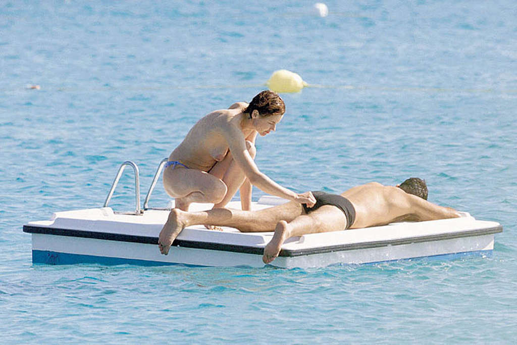 Geena Davis entblößt ihre schönen Brüste am Strand Paparazzi-Shootings
 #75348358