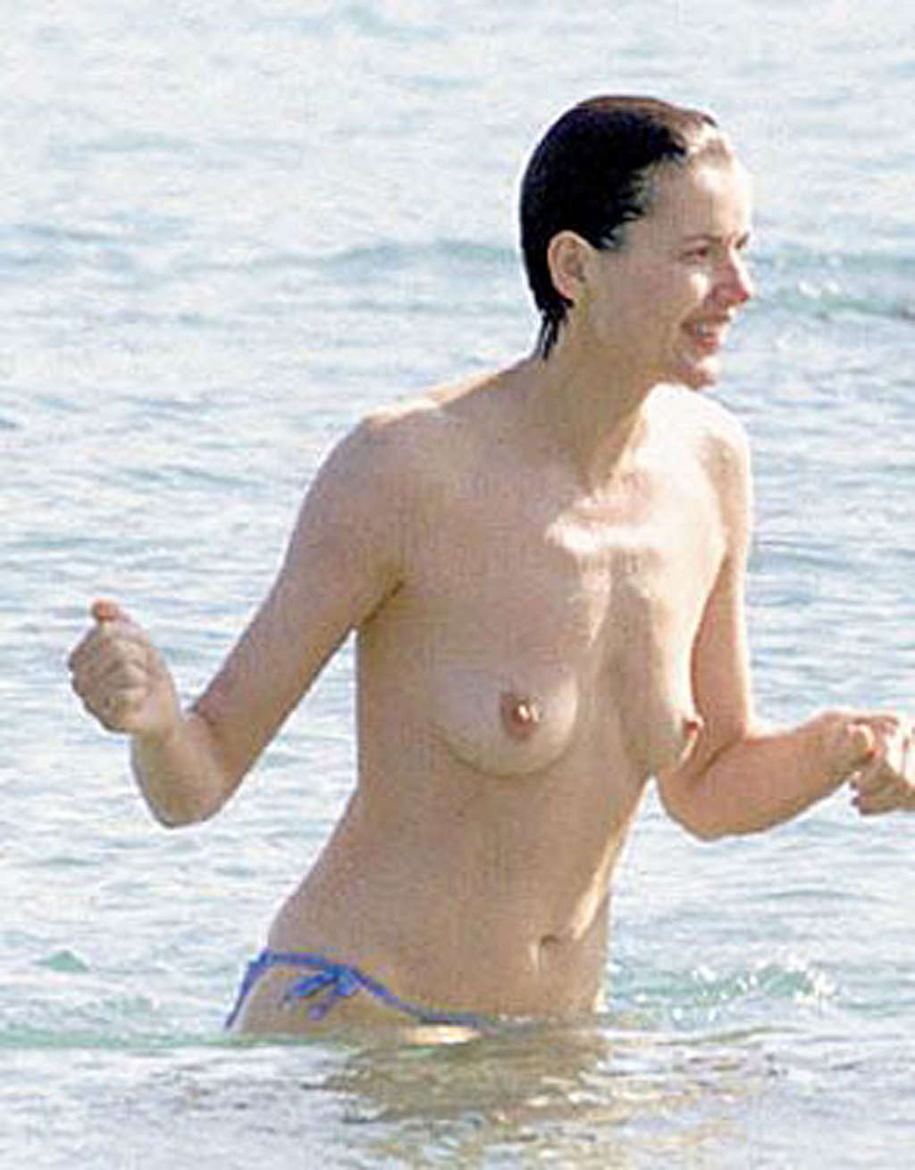 Geena Davis entblößt ihre schönen Brüste am Strand Paparazzi-Shootings
 #75348367