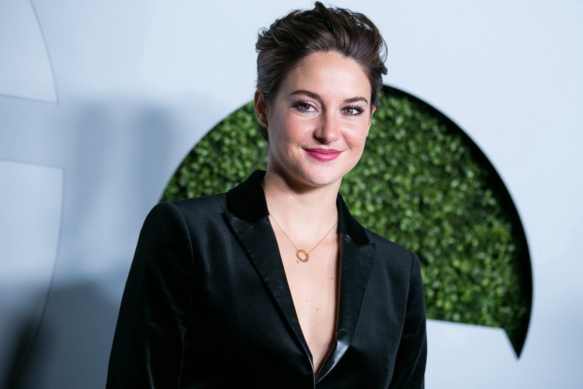 Shailene woodley mostrando scollatura al 2014 gq uomini della festa dell'anno in la
 #75178041