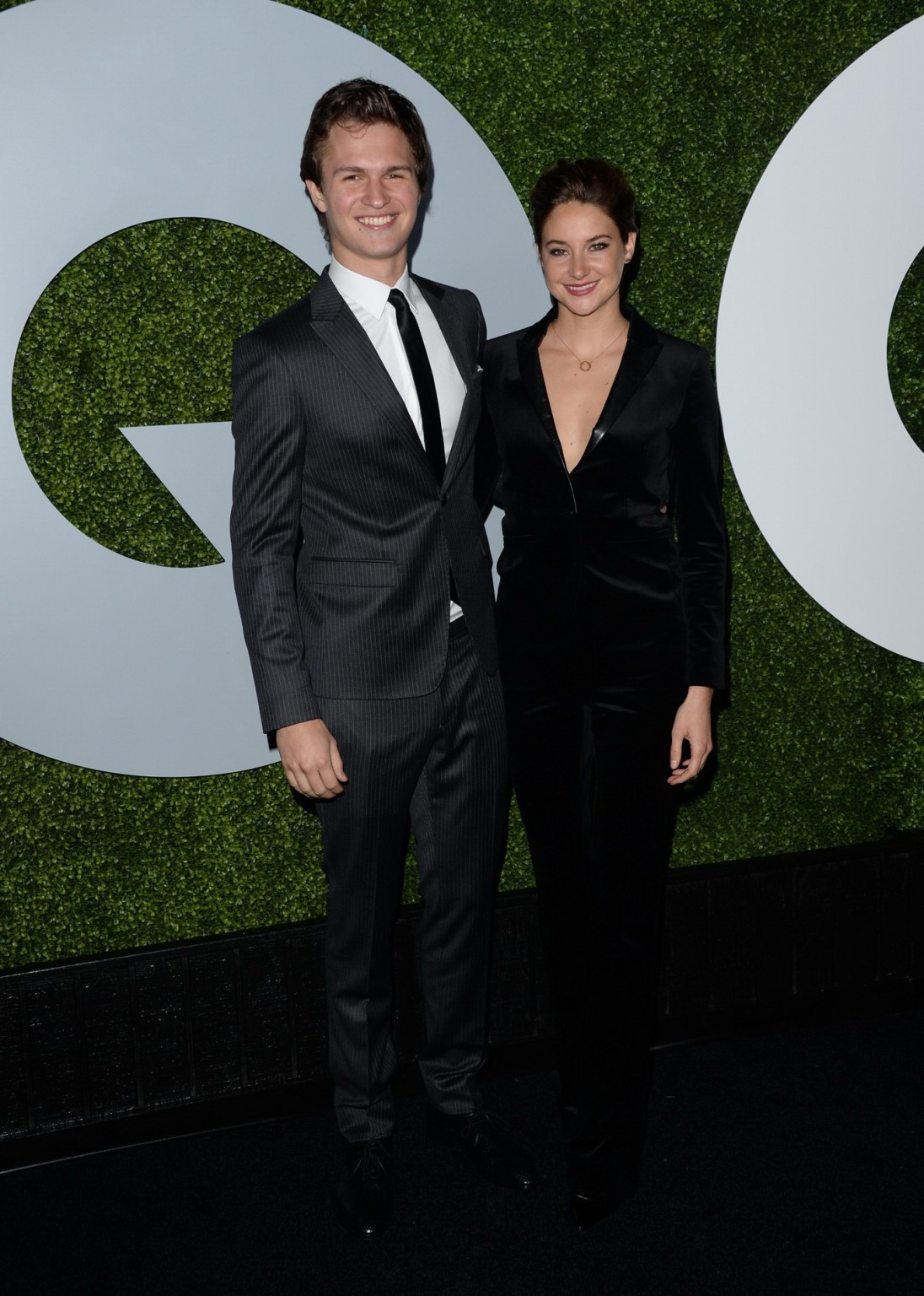 Shailene woodley mostrando scollatura al 2014 gq uomini della festa dell'anno in la
 #75178093