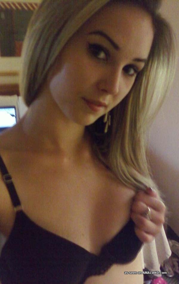 Chicas amateur lindas tomando fotos de sí mismas
 #77099145