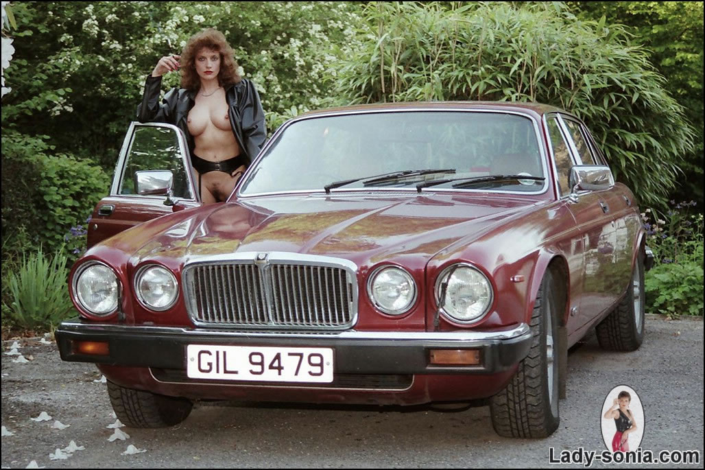 Schlanke Nylons Domina posiert auf Auto
 #72986765