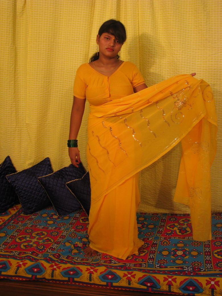 Femme indienne montrant ses seins
 #77767502
