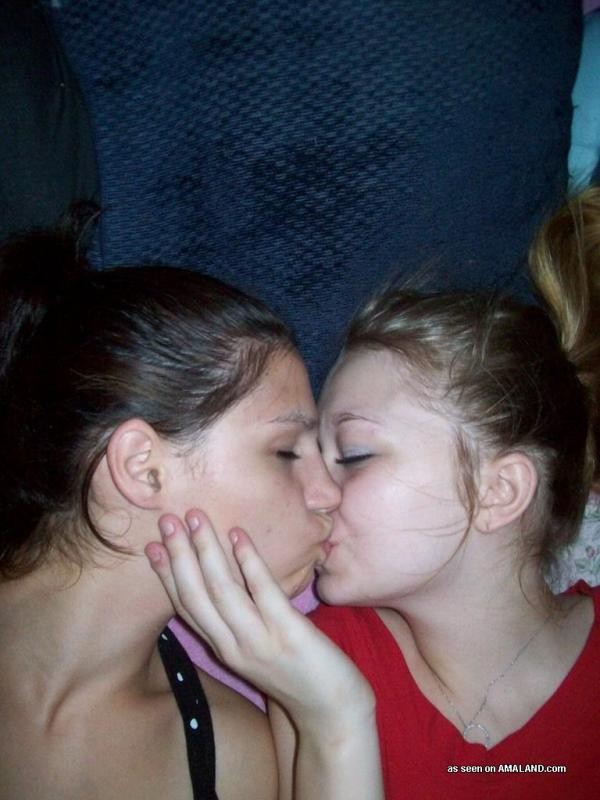 Jeunes lesbiennes excitées se taquinant sur le lit
 #68016814
