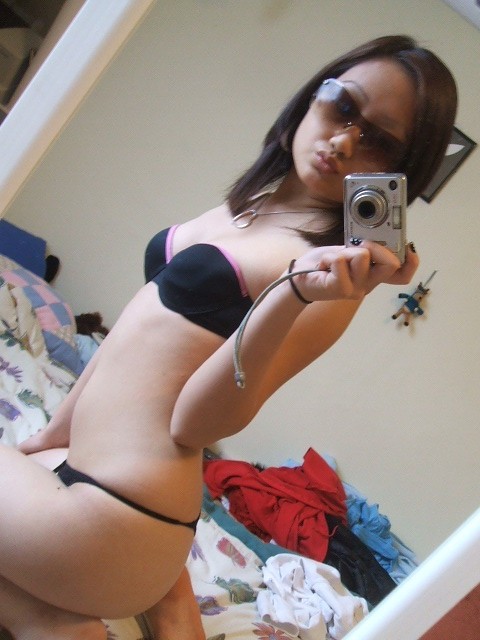 Asiatische coed geht voll nackt in Couch zeigt squeezable Titten
 #69902581