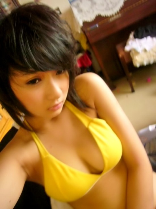 Asiatische coed geht voll nackt in Couch zeigt squeezable Titten
 #69902620