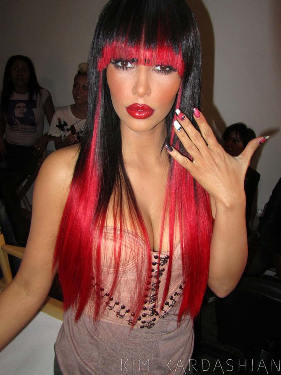 Kim Kardashian guardando sexy con i capelli rossi e in lingerie e mostrando la sua bella b
 #75314823
