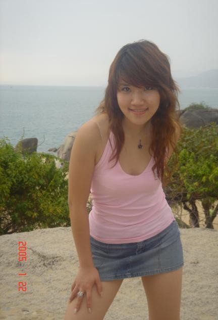 Eine sexy Asiatin namens Mia posiert für Fotos
 #68470596