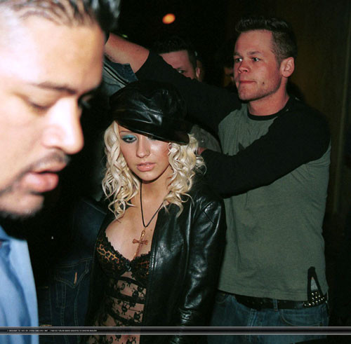 Christina Aguilera che mostra le sue belle tette grandi e posa molto sexy
 #75393376