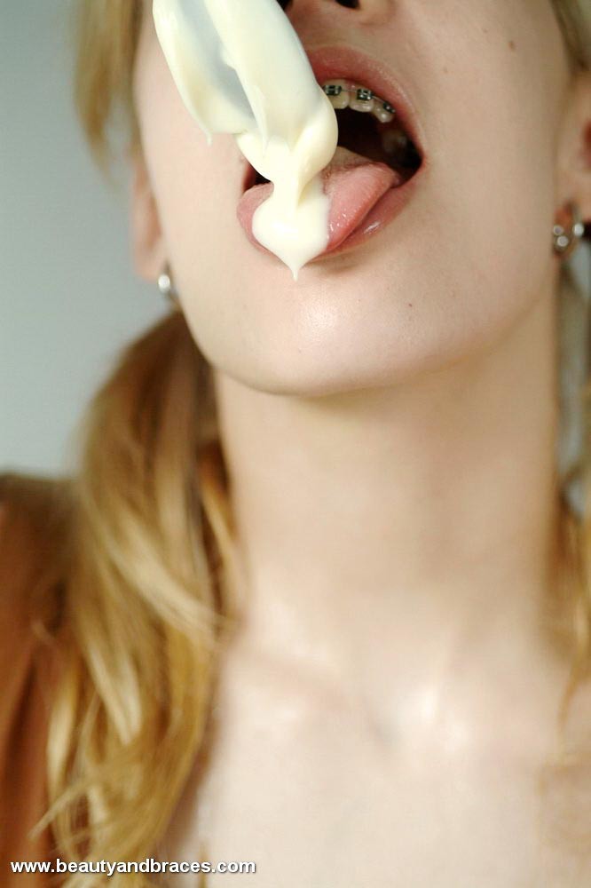 Pigtailed blonde Teen mit sexy Klammern wird unordentlich mit Pudding
 #73809791