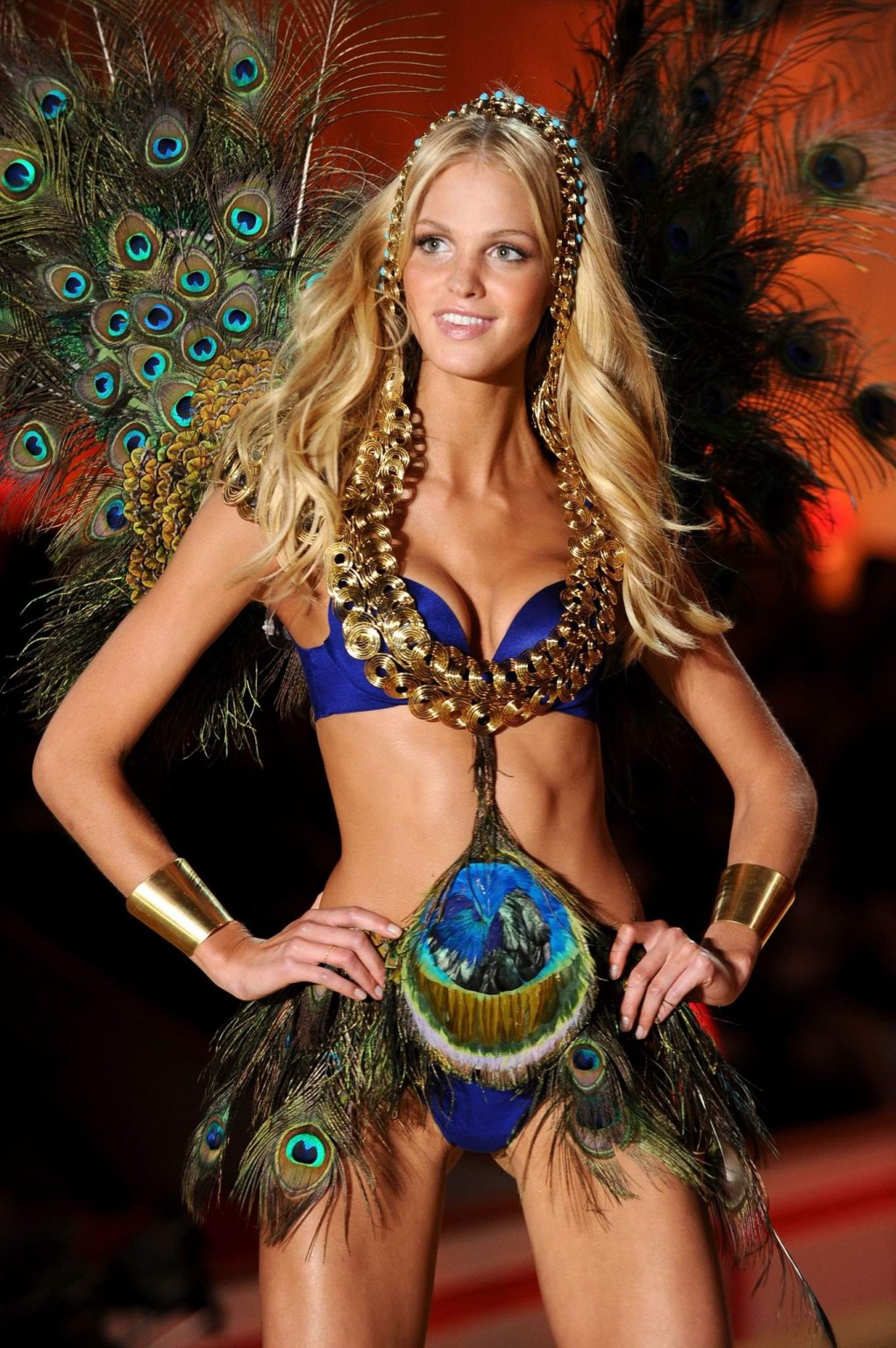 Erin heatherton en lenceria sexy en el desfile de victoria's secret en ny
 #75326890