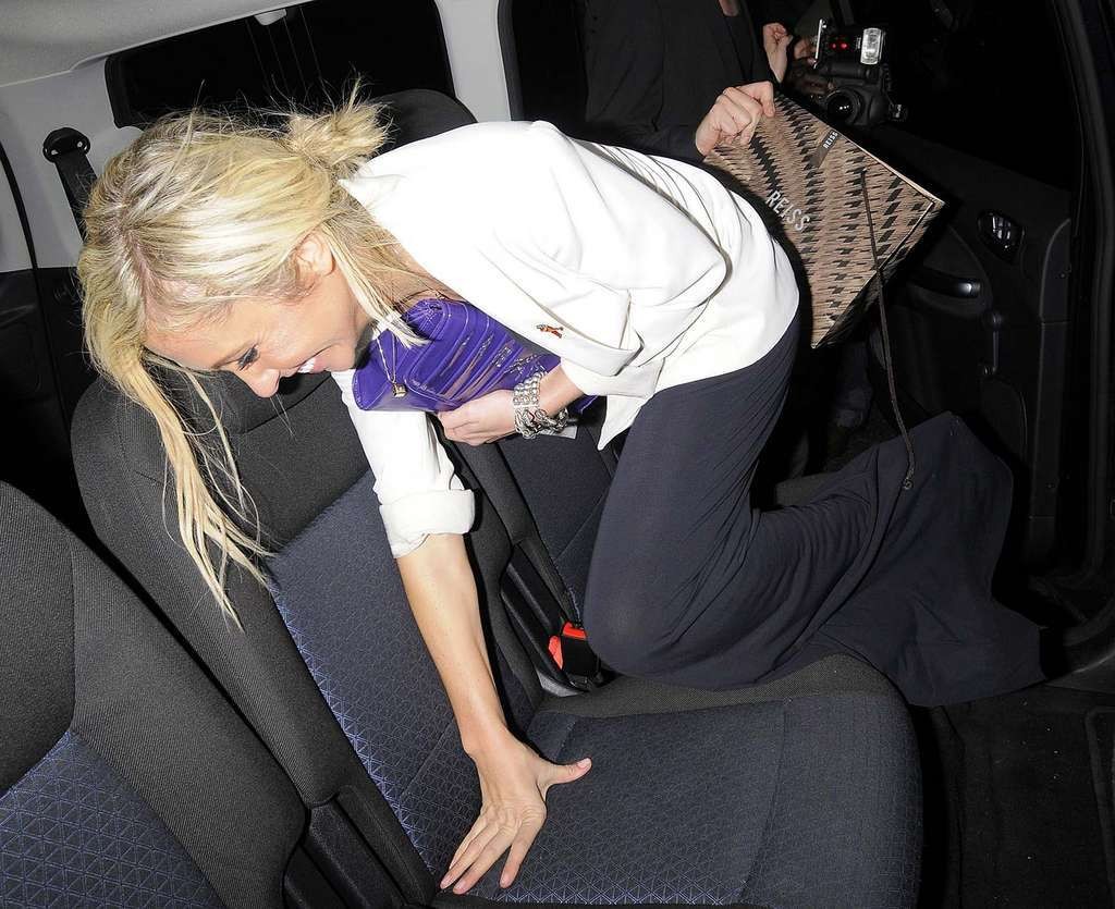 ジェニファー・フロスト、車の中でTバックのスカートを見せる パパラッチ撮影、ビキニでポージング
 #75329385