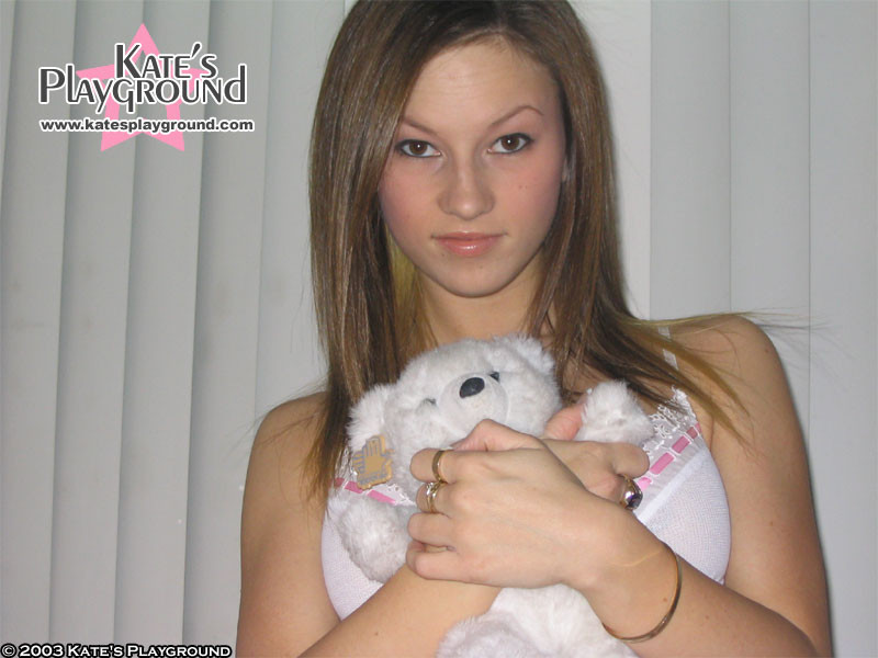 Kate, une jeune sexy, joue avec son petit nounours blanc.
 #70669083