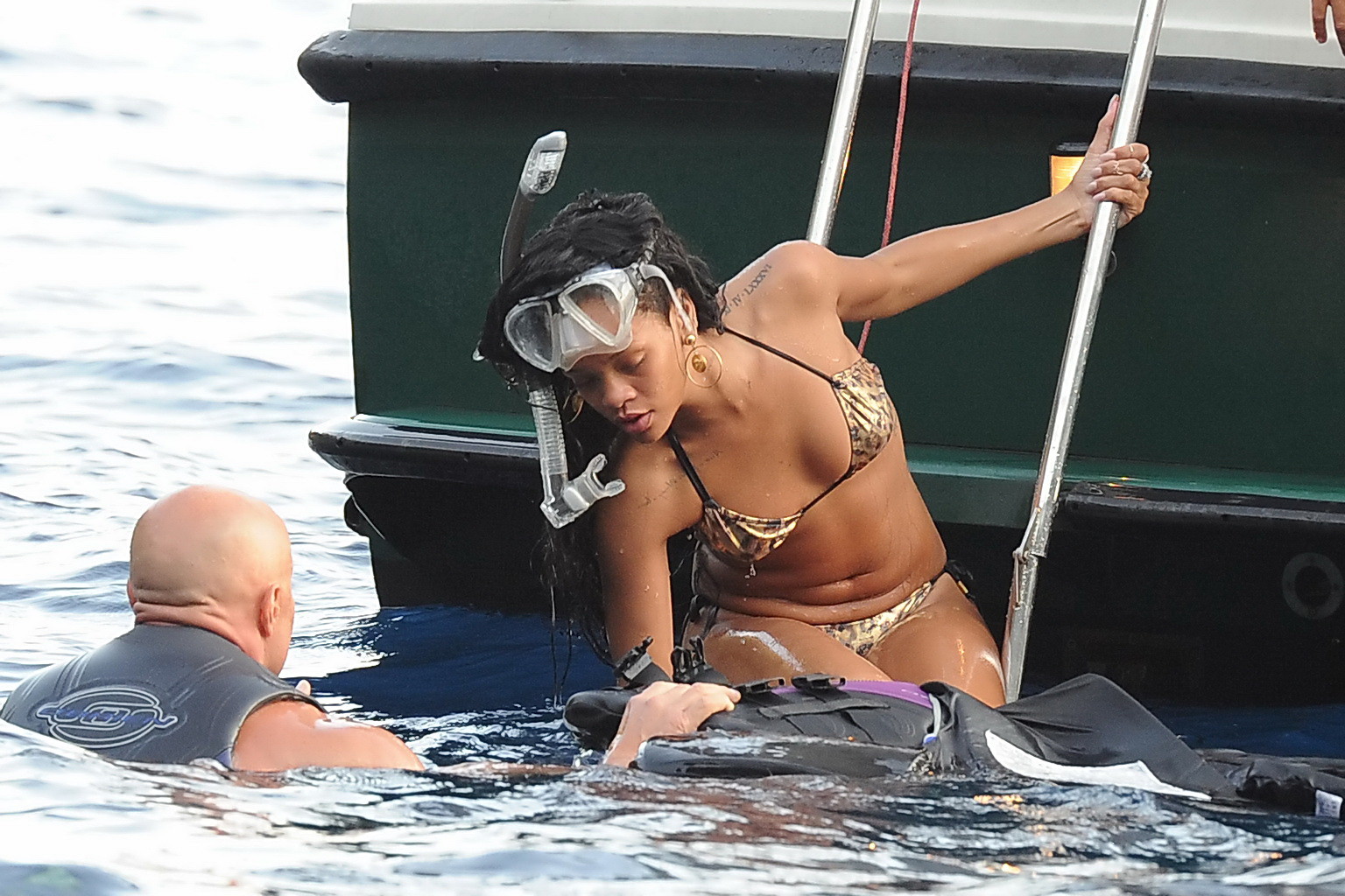 Rihanna mostrando su culo mojado llevando un diminuto bikini de leopardo en el barco en
 #79486780