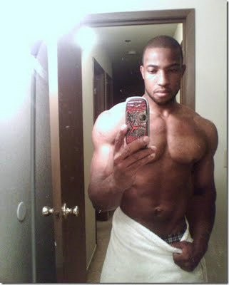 鏡の前で自分を撮影する黒人男性
 #76946202