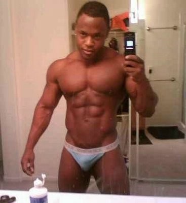 鏡の前で自分を撮影する黒人男性
 #76946210