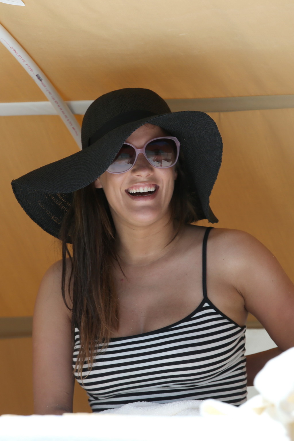 Caroline Flack en bas de bikini bronzant ses jambes à la plage de Miami.
 #75234276
