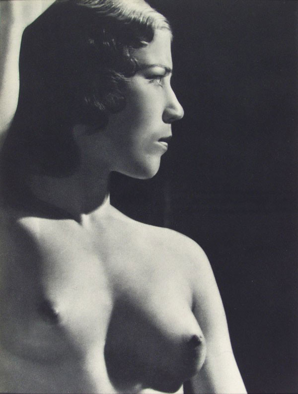 Des filles vintage coquines montrent leurs seins dans les années 40
 #77294084