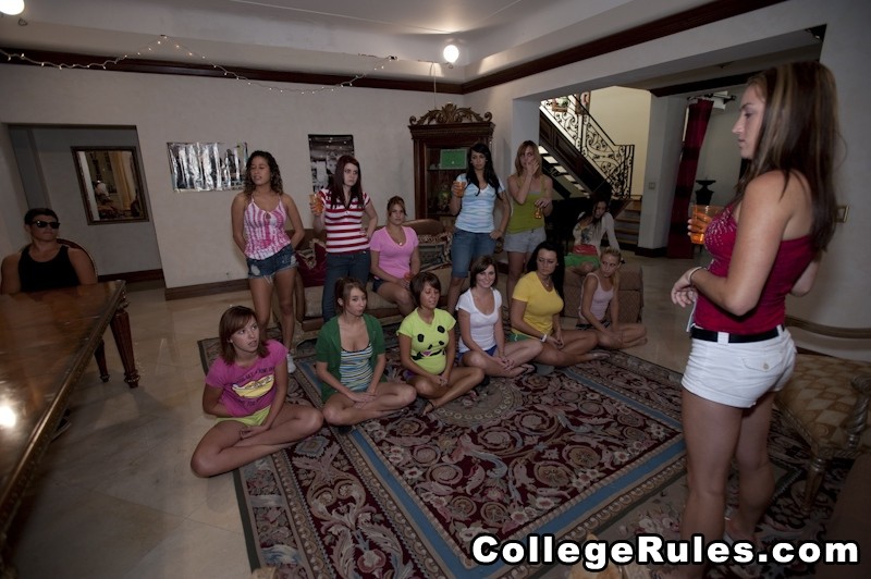 Fantastica festa di gruppo di ragazze del college nel mio dormitorio
 #79405863