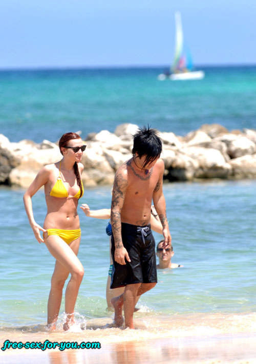 Ashlee simpson capezzolo slip e bikini in posa per i paparazzi
 #75422186