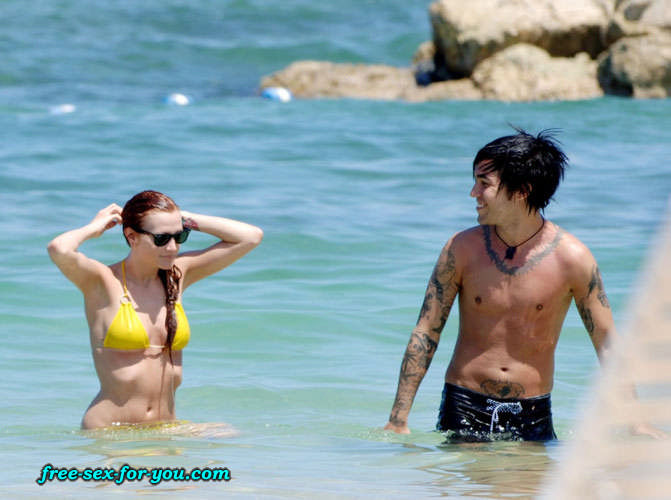 Ashlee simpson capezzolo slip e bikini in posa per i paparazzi
 #75422238