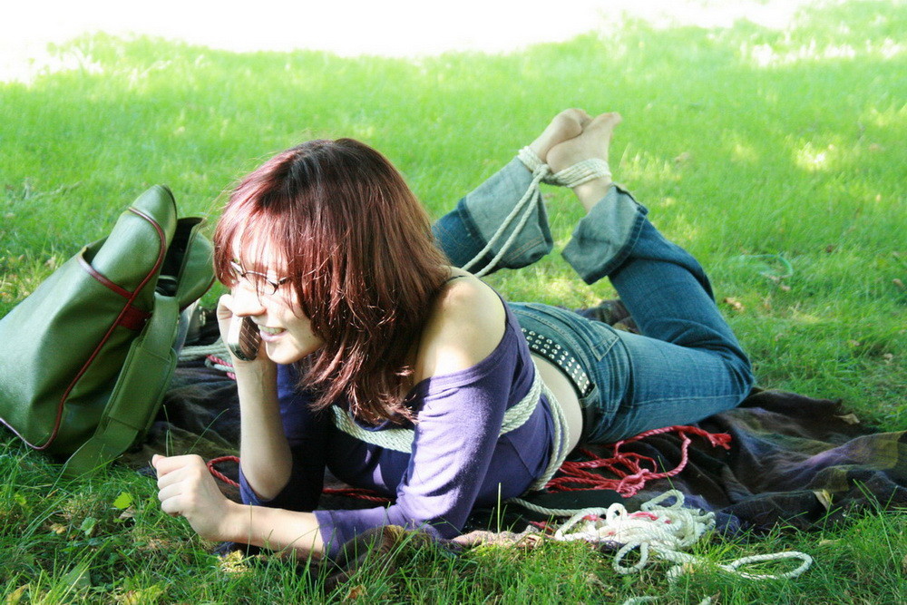 Mistress ursela nahm ihre beste Freundin/Sklavin mit in einen Park für einen schönen Tag im s
 #71997675